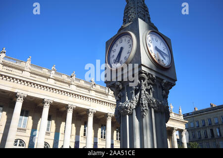 De près de l'horloge de la Place de la Comédie, avec le magnifique Grand Théâtre de l'arrière-plan dans le centre de la ville, Bordeaux, France. Banque D'Images