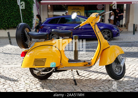 Scooter Vespa jaune garée dans Cascais Portugal Banque D'Images