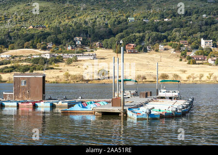 Petit embarcadère avec petit bateau au lac Cuyamaca, réservoir 110 acres et une zone de loisirs dans l'est de montagnes Cuyamaca, située dans l'est de San Diego County, Californie, USA Banque D'Images