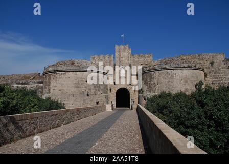 La porte d'Amboise dans la ville médiévale fortifiée de la vieille ville de Rhodes sur l'île grecque de Rhodes. Banque D'Images