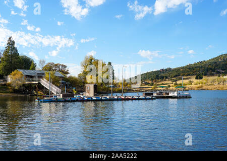 Petit embarcadère avec petit bateau au lac Cuyamaca, réservoir 110 acres et une zone de loisirs dans l'est de montagnes Cuyamaca, située dans l'est de San Diego County, Californie, USA Banque D'Images