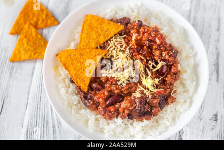 Chili con carne servi avec du riz blanc, de fromage râpé et les croustilles au maïs Banque D'Images