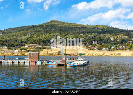 Petit embarcadère avec petit bateau au lac Cuyamaca, réservoir 110 acres et une zone de loisirs dans l'est de montagnes Cuyamaca, située dans l'est de San Diego County, Californie, USA Banque D'Images