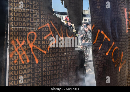 Les pompiers éteindre un incendie au centre-ville de Beyrouth aujourd'hui que les hommes politiques ont empêché les manifestants d'atteindre avec succès une session parlementaire. La session a été reportée indéfiniment que les gens insistent pour que le gouvernement intérimaire se concentre sur la formation d'un cabinet plutôt que sur l'adoption de nouvelles lois. 58 de 128 membres du Parlement européen a également boycotté la session. Banque D'Images