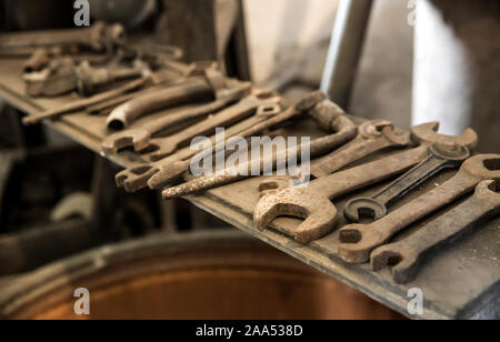 Old rusty clés et outils sur l'étagère Banque D'Images