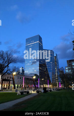 Une verticale de Regina, Canada centre-ville la nuit Banque D'Images