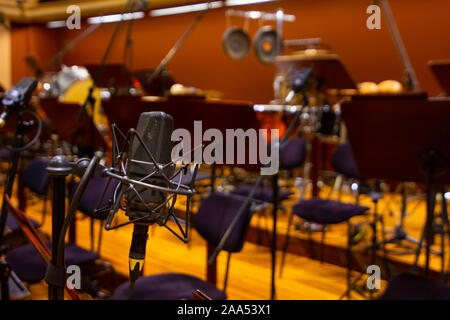 Microphone avec un stand de près. Instruments de l'Orchestre Philharmonia en. Prague, 15.11.2019 Banque D'Images