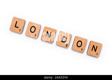 Londres, Royaume-Uni - 13 juin 2019 : Le mot LONDRES, de l'épeautre avec des lettres sur un fond blanc. Banque D'Images