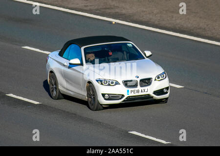 2018 blanc BMW 218I Sport convertible ; circulation automobile britannique, transport, véhicules modernes, voitures de sport en direction du sud sur l'autoroute M61 à 3 voies. Banque D'Images