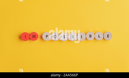 Mot Impossible en toutes lettres sur des cercles de coupe avec les deux premières étant rouge. Sur fond jaune. Banque D'Images