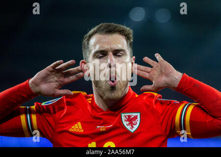 Cardiff, pays de Galles, Royaume-Uni. 19 novembre 2019. Aaron Ramsey, du pays de Galles, célèbre le premier but de sa partie lors du match de qualification de l'UEFA Euro 2020 entre le pays de Galles et la Hongrie au Cardiff City Stadium. Crédit : Mark Hawkins/Alay Live News Banque D'Images