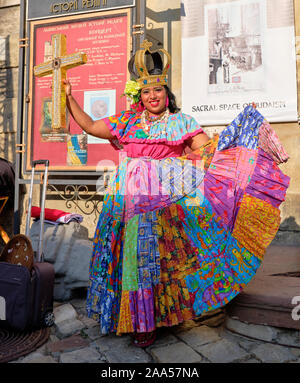 Portrait de Panama Folklore danseuse en costume local de l'image avec robe colorée Banque D'Images