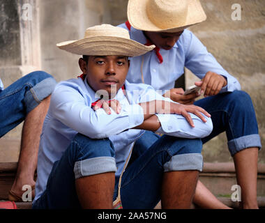 Portrait de Panama Folklore danseur en costume local sitting with straw hat looking at camera. Lviv, Ukraine Banque D'Images