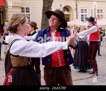 Portrait de couple slovène habillés en vêtements de danse folklorique rue de Lviv entouré de foule à Etnovyr Festival.. Lviv, Ukraine - Août Banque D'Images