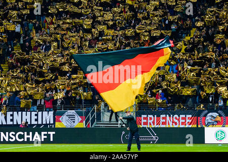 Francfort, Allemagne. 19 Nov, 2019. Qualification Championnat d'Europe, l'étape de groupe, groupe C, 10e journée, l'Allemagne - Irlande du Nord dans la Commerzbank Arena. Fans à la chorégraphie du ventilateur dans les stands. Remarque importante : en conformité avec les exigences de la DFL Deutsche Fußball Liga ou la DFB Deutscher Fußball-Bund, il est interdit d'utiliser ou avoir utilisé des photographies prises dans le stade et/ou la correspondance dans la séquence sous forme d'images et/ou vidéo-comme des séquences de photos. Photo : Uwe Anspach/dpa dpa : Crédit photo alliance/Alamy Vivre NewsCredit : dpa photo alliance/Alamy Banque D'Images