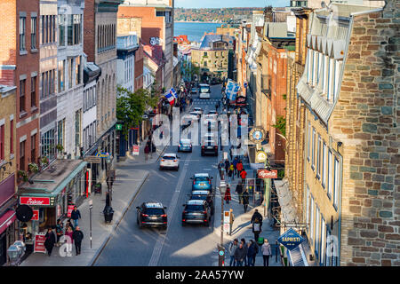 La ville de Québec, Canada - 4 octobre 2019 : Les voitures et les piétons sur la rue Saint Jean dans le Vieux Québec. Banque D'Images