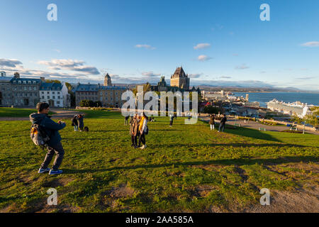 La ville de Québec, CA -4 octobre 2019 : les touristes qui pose pour des photos en face de l'hôtel Château Laurier Banque D'Images