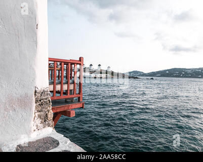 Balcon avec vue sur la petite Venise à widnmills,Mykonos Grèce Banque D'Images