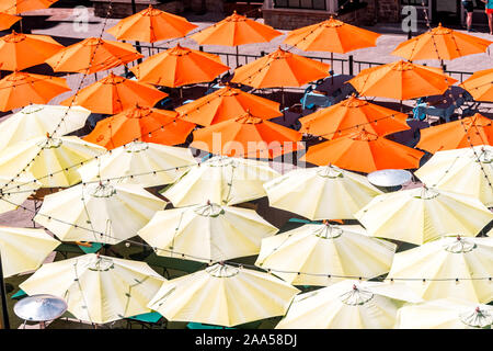 De nombreux parasols high angle orange jaune d'oiseau de l'antenne vue rapprochée au café ou restaurant en ville pendant la journée avec des ampoules suspendues Banque D'Images