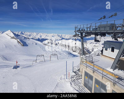 Photo de téléphérique entre les collines enneigées sur une journée d'hiver Banque D'Images