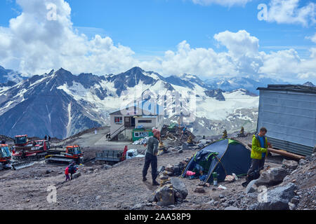 16.08.2017 République kabardino Balkar/ mont Elbrouz. alpinistes se préparent pour l'escalade. Banque D'Images