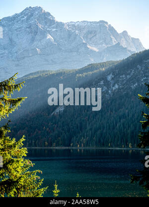 Image du panorama de l'Eibsee au cours de l'automne avec Zudspitze dans l'arrière-plan et de l'eau réflexions Banque D'Images