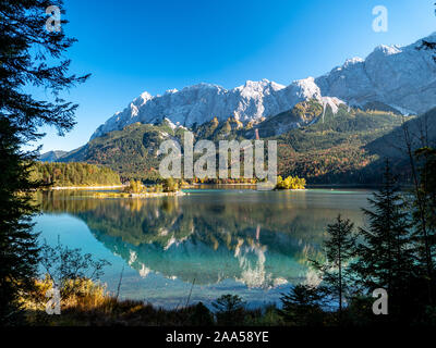 Image du panorama de l'Eibsee au cours de l'automne avec Zudspitze dans l'arrière-plan et de l'eau réflexions Banque D'Images