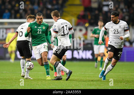 Francfort, Allemagne. 19 Nov, 2019.European Championship qualification, phase Groupe, Groupe C, 10e journée, l'Allemagne - Irlande du Nord dans la Commerzbank Arena. L'Allemagne Joshua Kimmich (l), l'Allemand Lukas Klostermann (M) et de l'Allemand Emre pouvez (r) et d'Irlande du Nord Josh Magennis (2e de gauche) lutte pour la balle. Remarque importante : en conformité avec les exigences de la DFL Deutsche Fußball Liga ou la DFB Deutscher Fußball-Bund, il est interdit d'utiliser ou avoir utilisé des photographies prises dans le stade et/ou la correspondance dans la séquence sous forme d'images et/ou vidéo-comme Crédit photo : dpa pi Banque D'Images