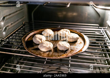 Avec un moule de pâte crue crue pour la cuisson des biscuits ou des scones faits avec farine sans gluten à l'intérieur four Banque D'Images