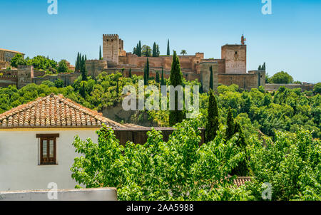 Vue panoramique dans le quartier Albaicin à Grenade avec l'Alhambra Palace en arrière-plan. L'Andalousie, espagne. Banque D'Images