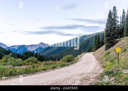 Vue sur montagnes alpines avec chemin de terre menant à Ophir passent près du sentier du lac Columbine dans Silverton, Colorado en 2019 matin d'été Banque D'Images