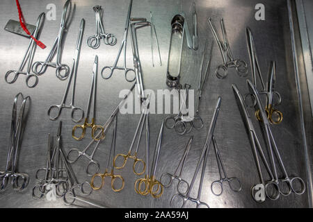 Sur une table en métal il existe différents instruments lavés pour l'exécution d'une opération Banque D'Images