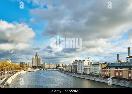 10.28.2018 Russie Moscou. Vue sur le parc Zaryadye de la rivière de Moscou. Banque D'Images