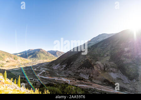 Vue grand angle de Silverton, petite ville du Colorado high angle donnent sur l'antenne et le soleil levant soleil en ciel avec flare en automne Banque D'Images