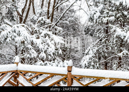 Clôture en bois recouvert de neige blanche neige après de fortes tempêtes de neige météo à house La maison avec les arbres des forêts en arrière-plan en Virginie Banque D'Images