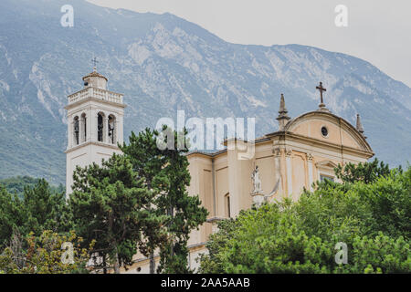 Malcesine, Italie - 7 août 2019 : Oratorio Chiesa Santo Stefano L'Église avec Monte Baldo en arrière-plan Banque D'Images