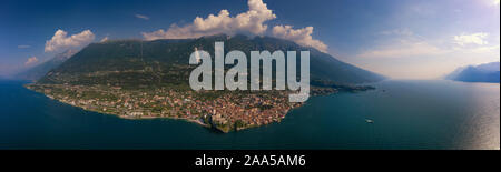 Panorama de l'antenne de Malcesine sur le lac de Garde sur un après-midi ensoleillé. Banque D'Images