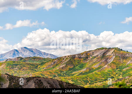 Aspen, Colorado, avec le pic des montagnes rocheuses et la couleur éclatante de feuillage de l'automne sur les plantes de Roaring Fork Valley en 2019 Banque D'Images