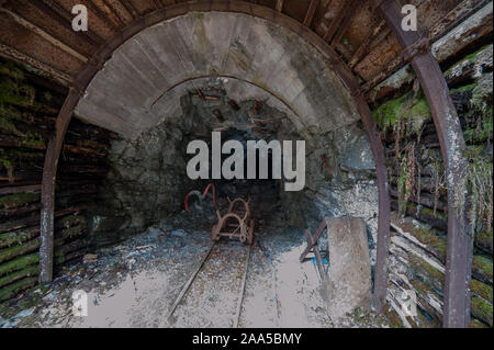 Mine abandonnée avec chariot de transport Banque D'Images