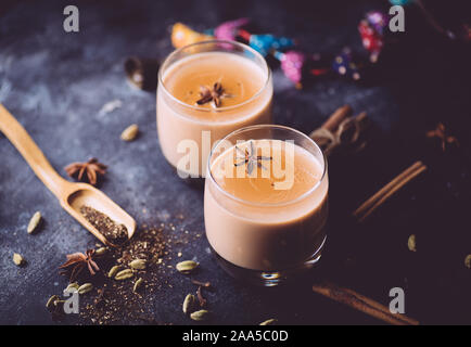 Thé Masala (Masala chai). Une boisson chaude traditionnelle en Inde et en Asie du Sud. Thé noir avec du lait et des épices. Banque D'Images