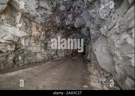 Mine abandonnée avec chariot de transport Banque D'Images