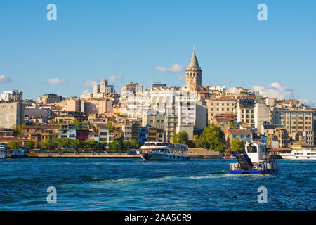 Ferry bateaux les navetteurs et les touristes à bord de l'eau et de l'Beyoglu. Vue depuis le pont de Galata avec tour de Galata centre Banque D'Images
