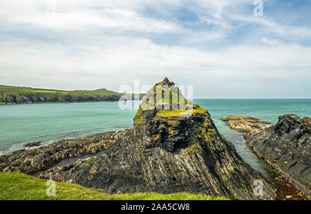 Aberiddy Beach dans North Pembrokeshire West Wales UK face à la mer d'Irlande. Derrière moi se trouve le Lagon bleu, ce qui reste d'une vieille carrière. Banque D'Images