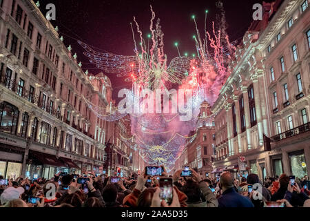 Londres, Royaume-Uni. 14Th Nov 2019. Regent Street à l'allumage des lumières de Noël avec d'artifice. Crédit : Guy Josse/Alamy Live News Banque D'Images