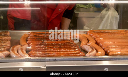 Les saucisses sur une plaque de cuisson à un stand de wiener à Vienne Banque D'Images