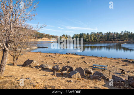 Lake Cuyamaca sur un matin d'automne. Le comté de San Diego, Californie, USA. Banque D'Images