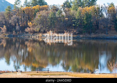 Lake Cuyamaca sur un matin d'automne. Le comté de San Diego, Californie, USA. Banque D'Images