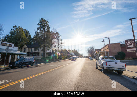 Matin de novembre dans la région de Julian, en Californie. Voir l'est le long de la rue Main. Banque D'Images