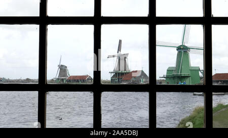 AMSTERDAM, Pays-Bas, 12-Octobre, 2017 : les moulins à vent comme vu à travers une fenêtre à zaanse près d'amsterdam Banque D'Images