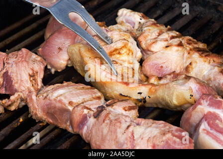 Pays des côtes de porc style qui sont juste un peu de cuisson poêlé sur une piscine barbecue. Banque D'Images